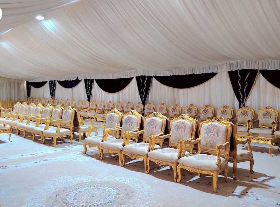 كراسي وطاولات لمجلس عزاء